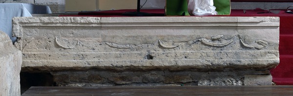 Ulomak  rimskog reljefa ugrađenog u stube prezbiterija