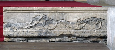 Ulomak  rimskog reljefa ugrađenog u stube prezbiterija