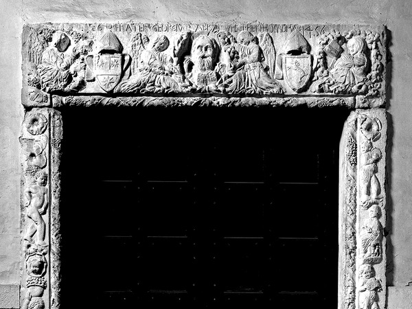 Portal s reljefima iz 1456. godine na južnoj strani katedrale