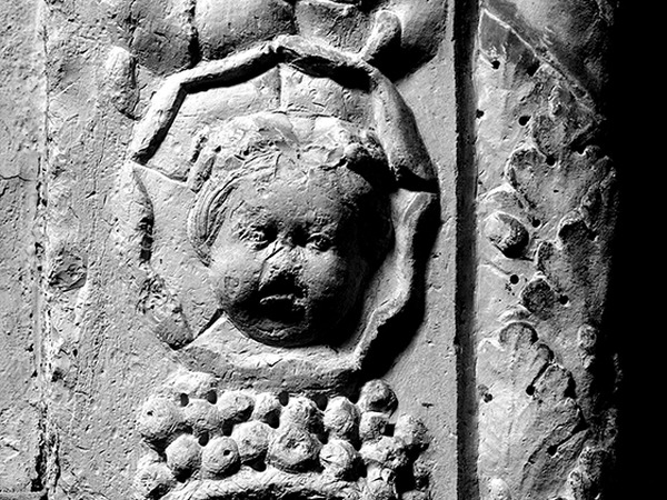 Portal s reljefima iz 1456,  detalj dovratnika