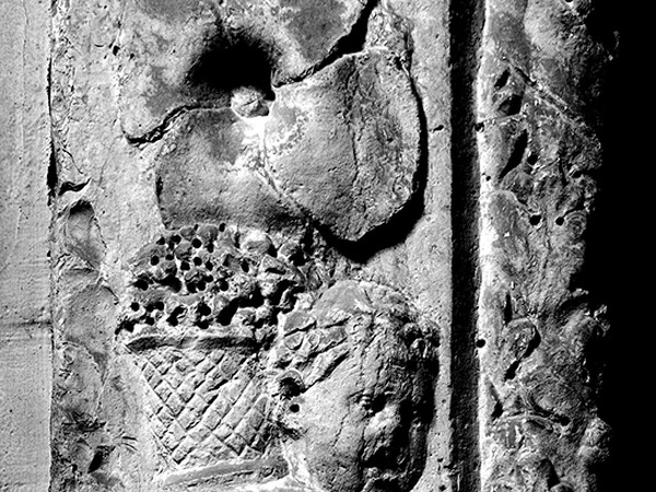 Portal s reljefima iz 1456, detalj dovratnika
