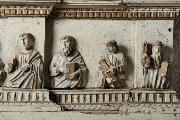 Oltarni retabl, reljefi svetaca, proroka i svetog Jeronima na predeli