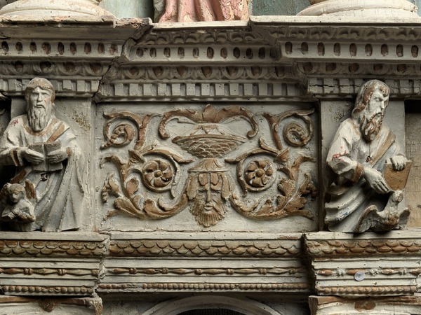 Oltarni retabl, kipovi evanđelista Mateja i Ivana, reljefna groteska
