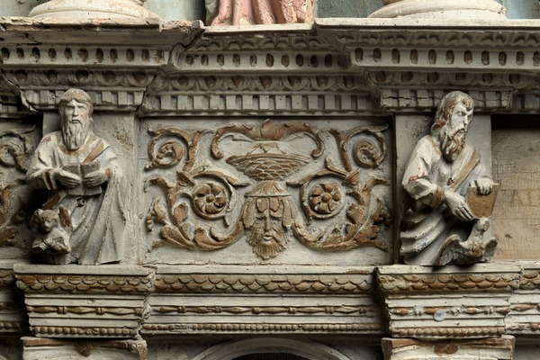 Oltarni retabl, kipovi evanđelista Mateja i Ivana, reljefna groteska