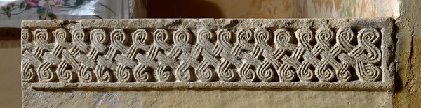 Ploča pričesne klupe s predromaničkim reljefom
