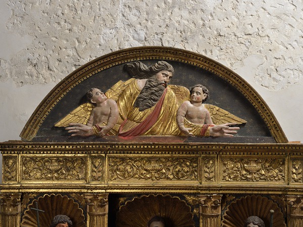 Oltarni retabl, reljef u luneti s prikazom Boga Oca s anđelima