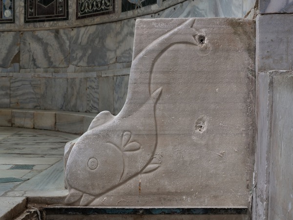 Reljef delfina na kraju svećeničke klupe u apsidi Eufrazijane (desni)