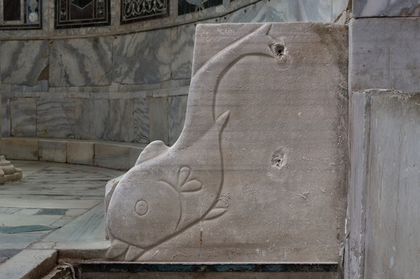 Reljef delfina na kraju svećeničke klupe u apsidi Eufrazijane (desni)