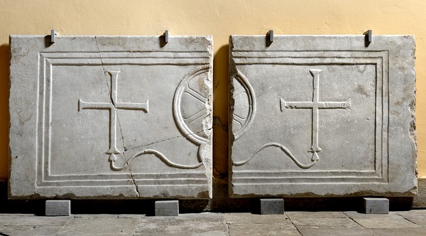 Plutej oltarne ograde s reljefom Kristova monograma i križeva