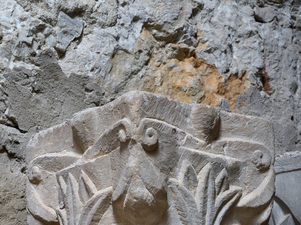 Pilastar srastao sa stupom iz oltarne ograde Eufrazijeve bazilike - kapitel s natpisom