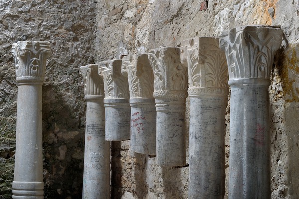 Pilastri srasli sa stupom iz oltarne ograde Eufrazijeve bazilike