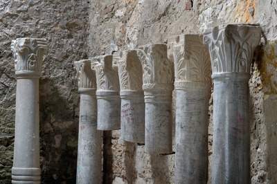 Pilastar srastao sa stupom iz oltarne ograde Eufrazijeve bazilike - kapitel (1)