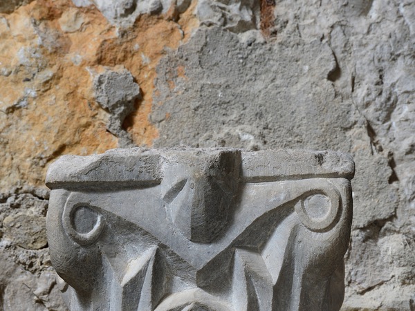 Pilastar srastao sa stupom iz oltarne ograde Eufrazijeve bazilike - kapitel (1)