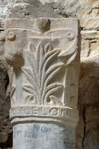 Pilastar srastao sa stupom iz oltarne ograde Eufrazijeve bazilike - kapitel s natpisom
