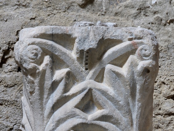 Pilastar srastao sa stupom iz oltarne ograde Eufrazijeve bazilike - kapitel (2)