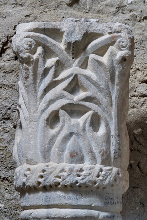 Pilastar srastao sa stupom iz oltarne ograde Eufrazijeve bazilike - kapitel (2)