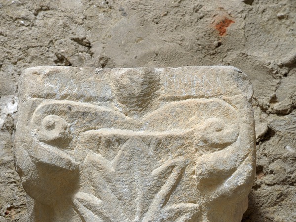 Pilastar srastao sa stupom iz oltarne ograde Eufrazijeve bazilike - kapitel (3)
