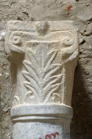 Pilastar srastao sa stupom iz oltarne ograde Eufrazijeve bazilike - kapitel (3)