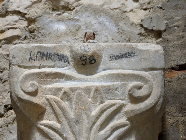 Pilastar srastao sa stupom iz oltarne ograde Eufrazijeve bazilike - kapitel (4)