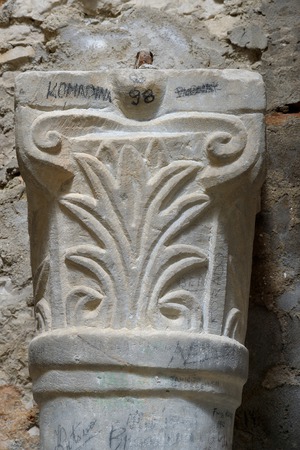 Pilastar srastao sa stupom iz oltarne ograde Eufrazijeve bazilike - kapitel (4)
