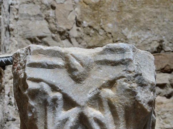 Pilastar srastao sa stupom iz oltarne ograde Eufrazijeve bazilike - kapitel (5)