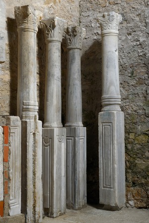 Pilastri srasli sa stupom iz oltarne ograde Eufrazijeve bazilike