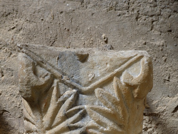 Pilastar srastao sa stupom iz oltarne ograde Eufrazijeve bazilike - kapitel (6)