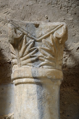 Pilastar srastao sa stupom iz oltarne ograde Eufrazijeve bazilike - kapitel (6)