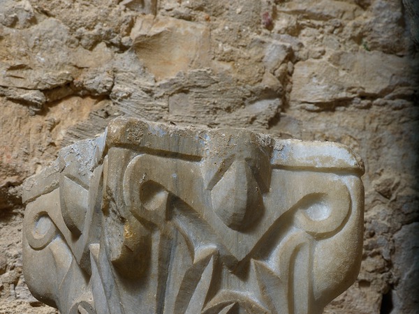 Pilastar srastao sa stupom iz oltarne ograde Eufrazijeve bazilike - kapitel (7)