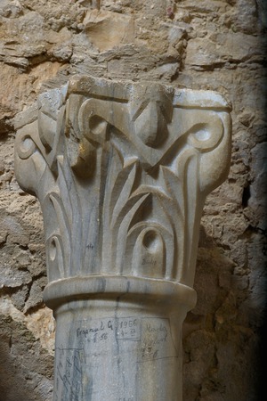 Pilastar srastao sa stupom iz oltarne ograde Eufrazijeve bazilike - kapitel (7)