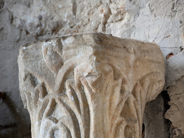 Pilastar srastao sa stupom iz oltarne ograde Eufrazijeve bazilike - kapitel (8)
