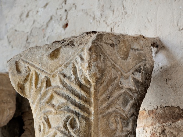 Pilastar srastao sa stupom iz oltarne ograde Eufrazijeve bazilike - kapitel (8)