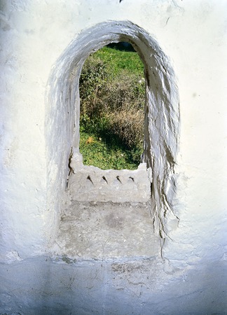 Crkva svete Foške, apsidalni prozor i nestali ostatak kamene prozorske tranzene