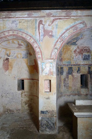 Zidne slike na zidu između apsida