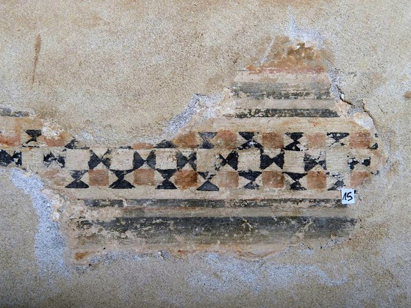 Naslikana bordura na pilastru između srednje i sjeverne apside