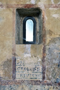 Naslikani potpis Majstora Ognobenusa ispod prozora u južnoj apsidi