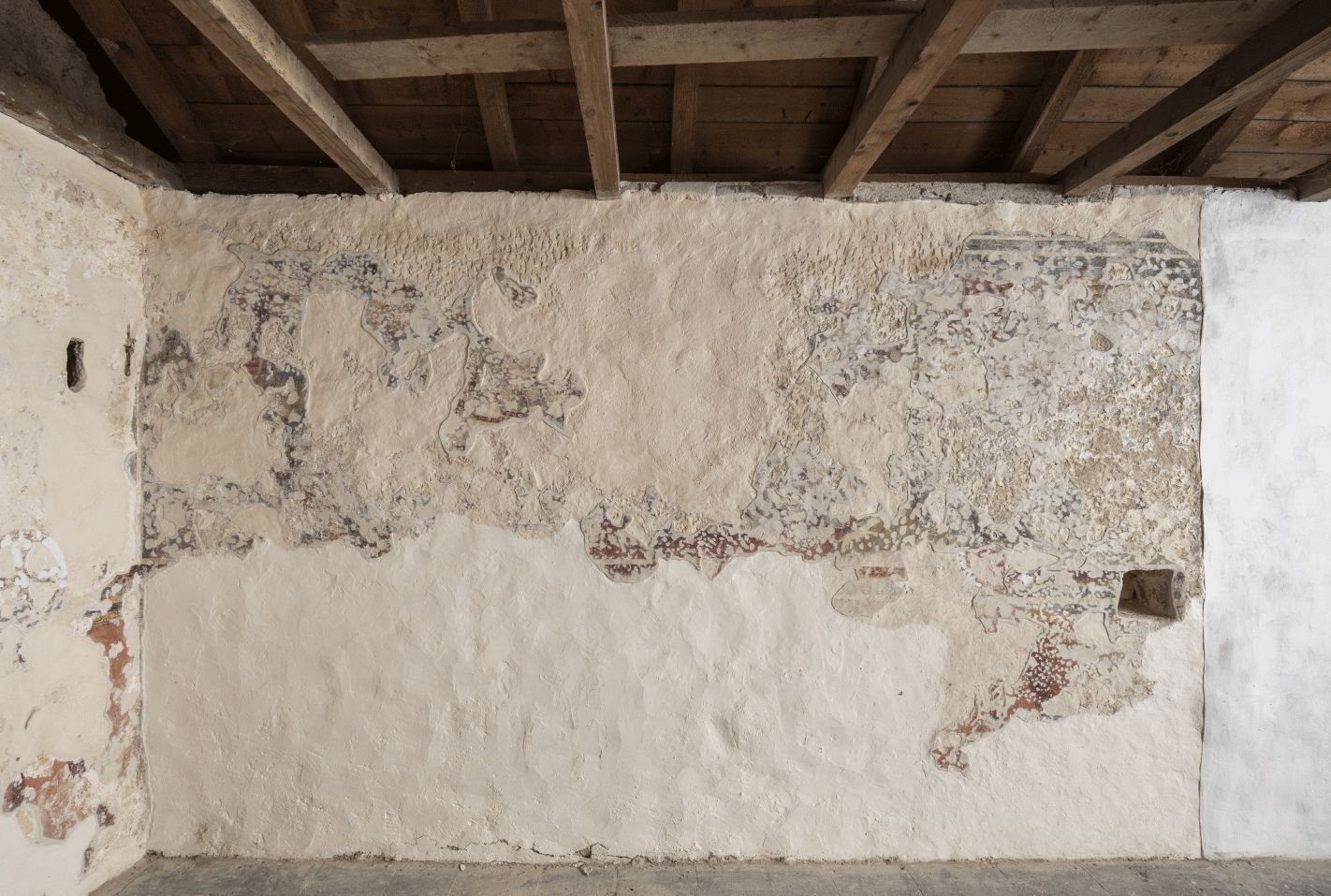 Unutrašnjost crkve, pogled na sjeverni zid