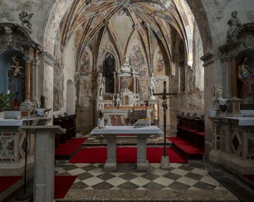 Unutrašnjost crkve, pogled na svetište