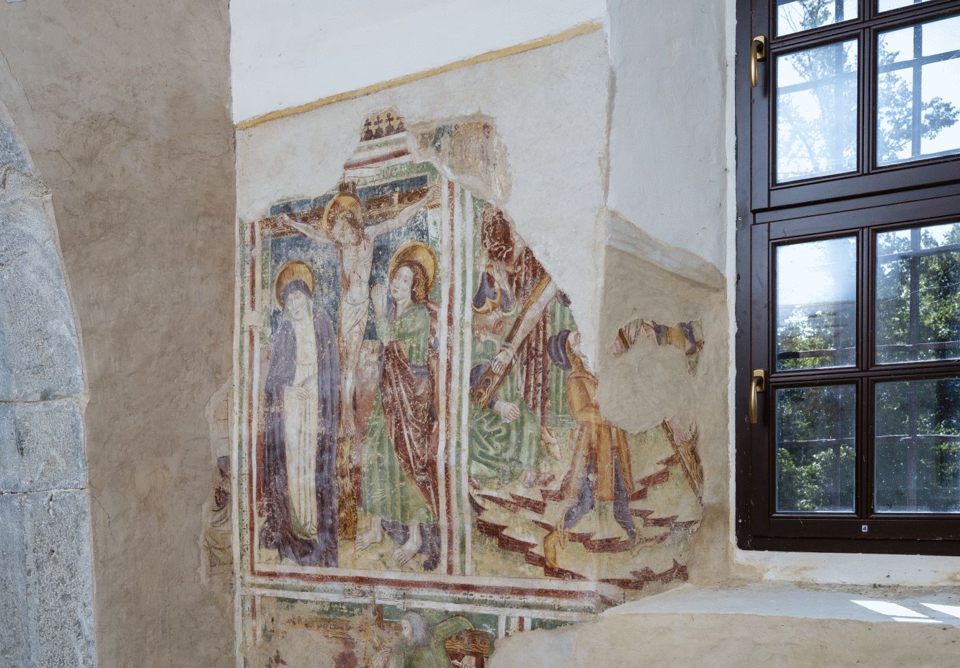 Freska s prikazom Raspeća s Marijom i sv. Ivanom, Pribijanja Krista na križ, južni zid