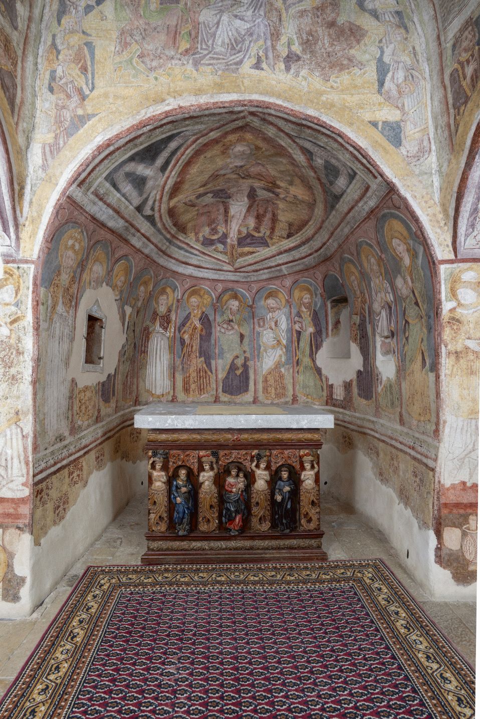 Unutrašnjost crkve, pogled na središnju apsidu