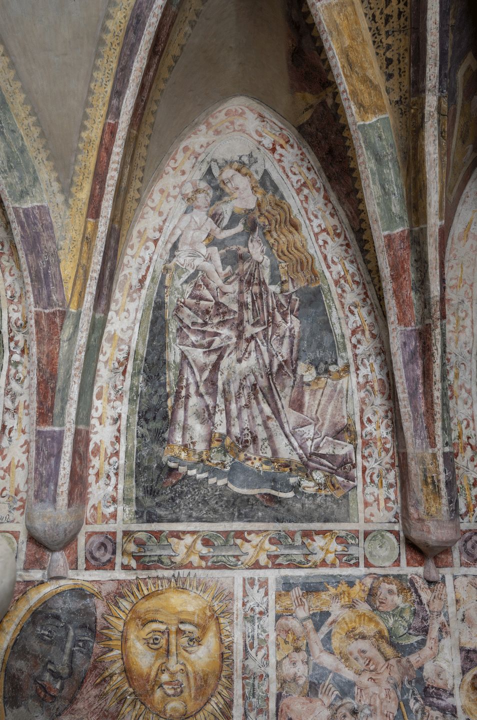 Freska s prikazom Bogorodice s Djetetom, istočni zid svetišta