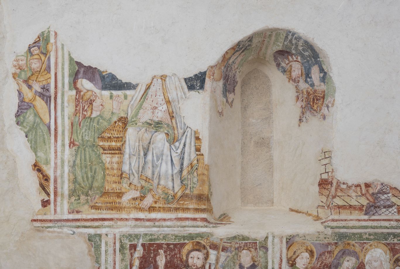 Freska s prikazom Krista koji nosi križ, Krunjenja trnovom krunom i Bičevanja Krista, južni zid