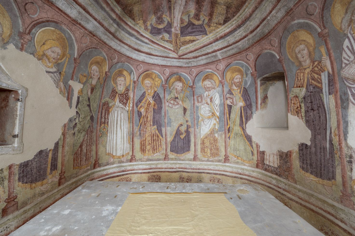 Freska s prikazom niza apostola, središnja apsida