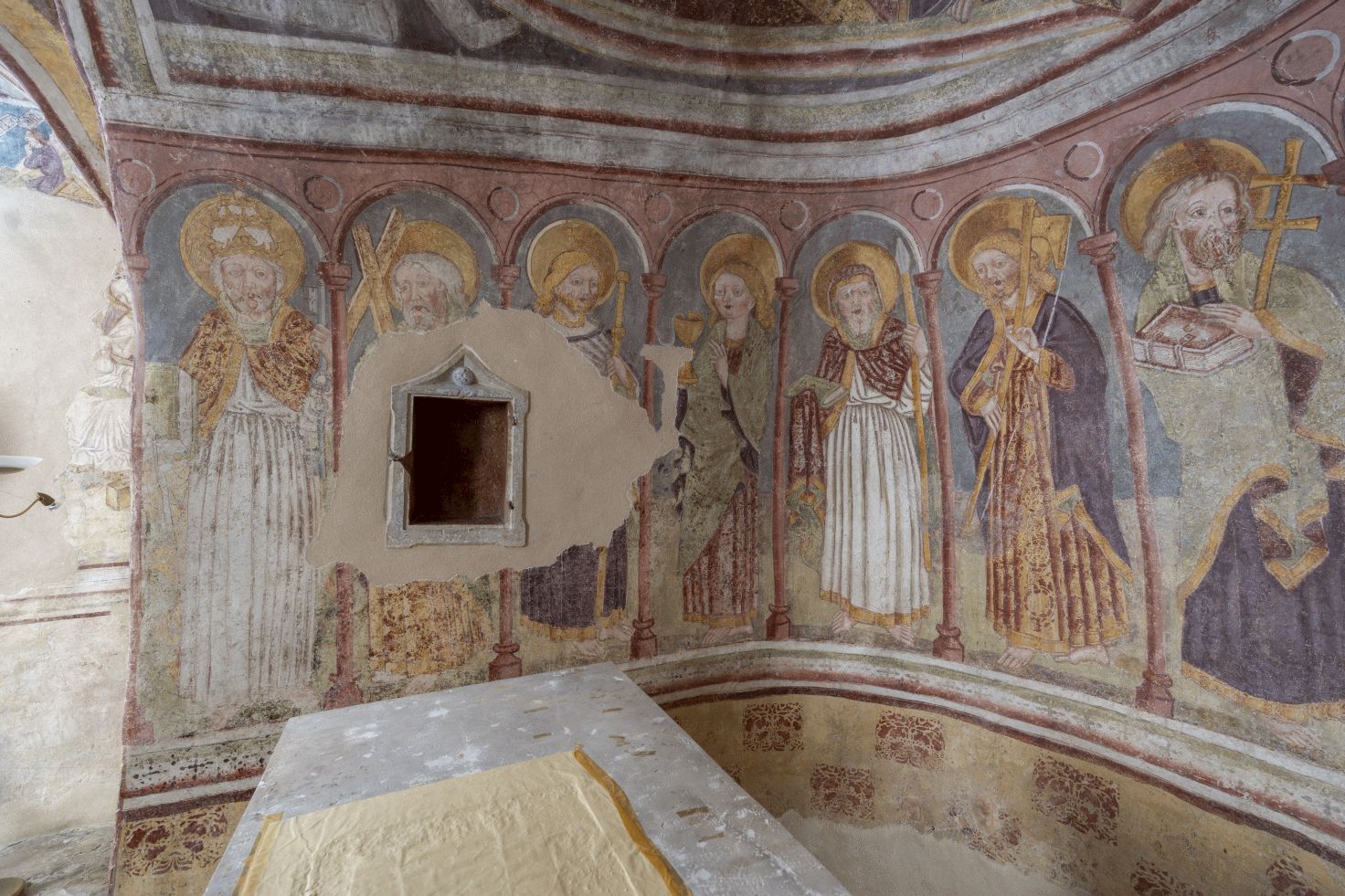 Freska s prikazom niza apostola, središnja apsida