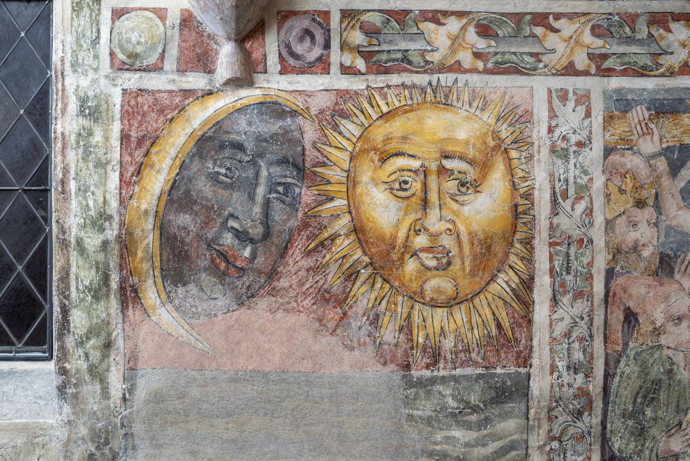 Freska s prikazom Sunca i Mjeseca, istočni zid svetišta