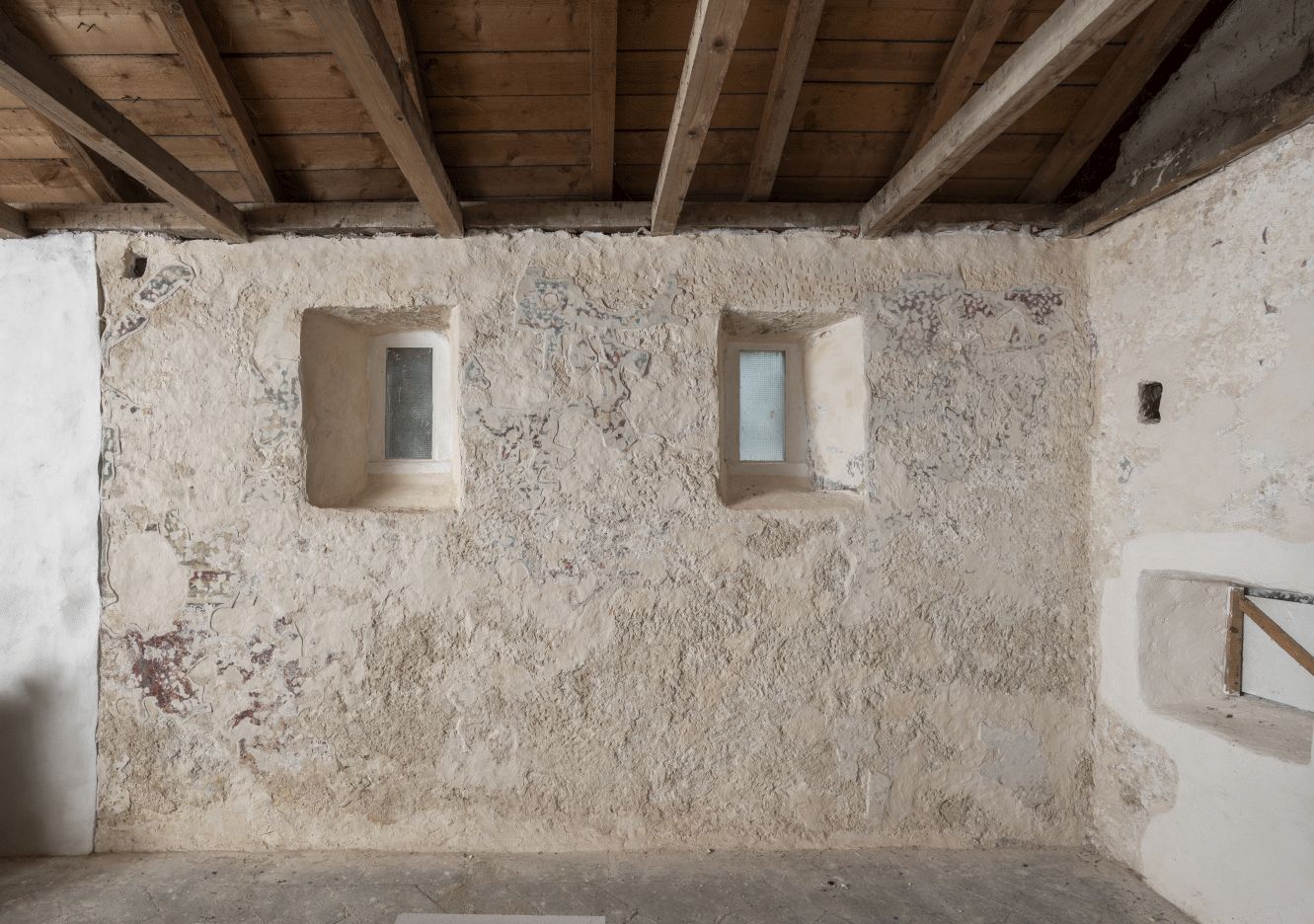 Unutrašnjost crkve, pogled na sjeverni zid