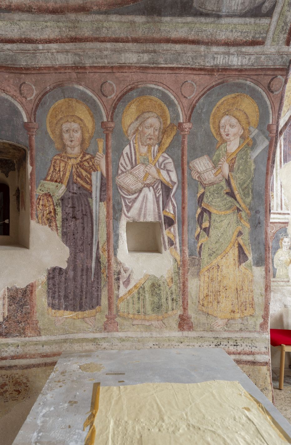 Freska s prikazom niza apostola, središnja apsida