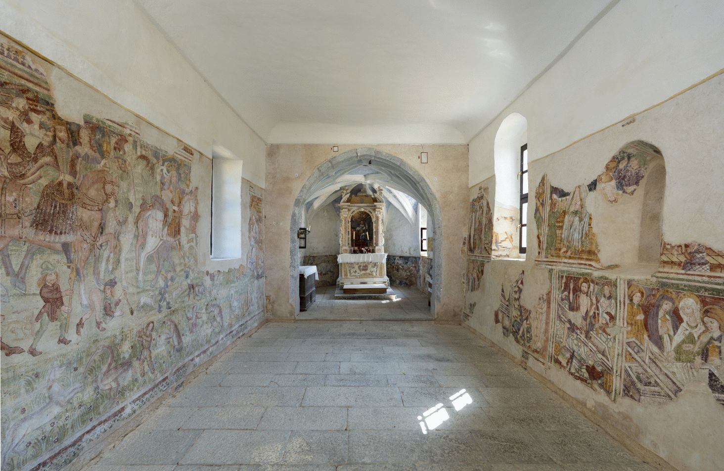 Unutrašnjost crkve, pogled na svetište