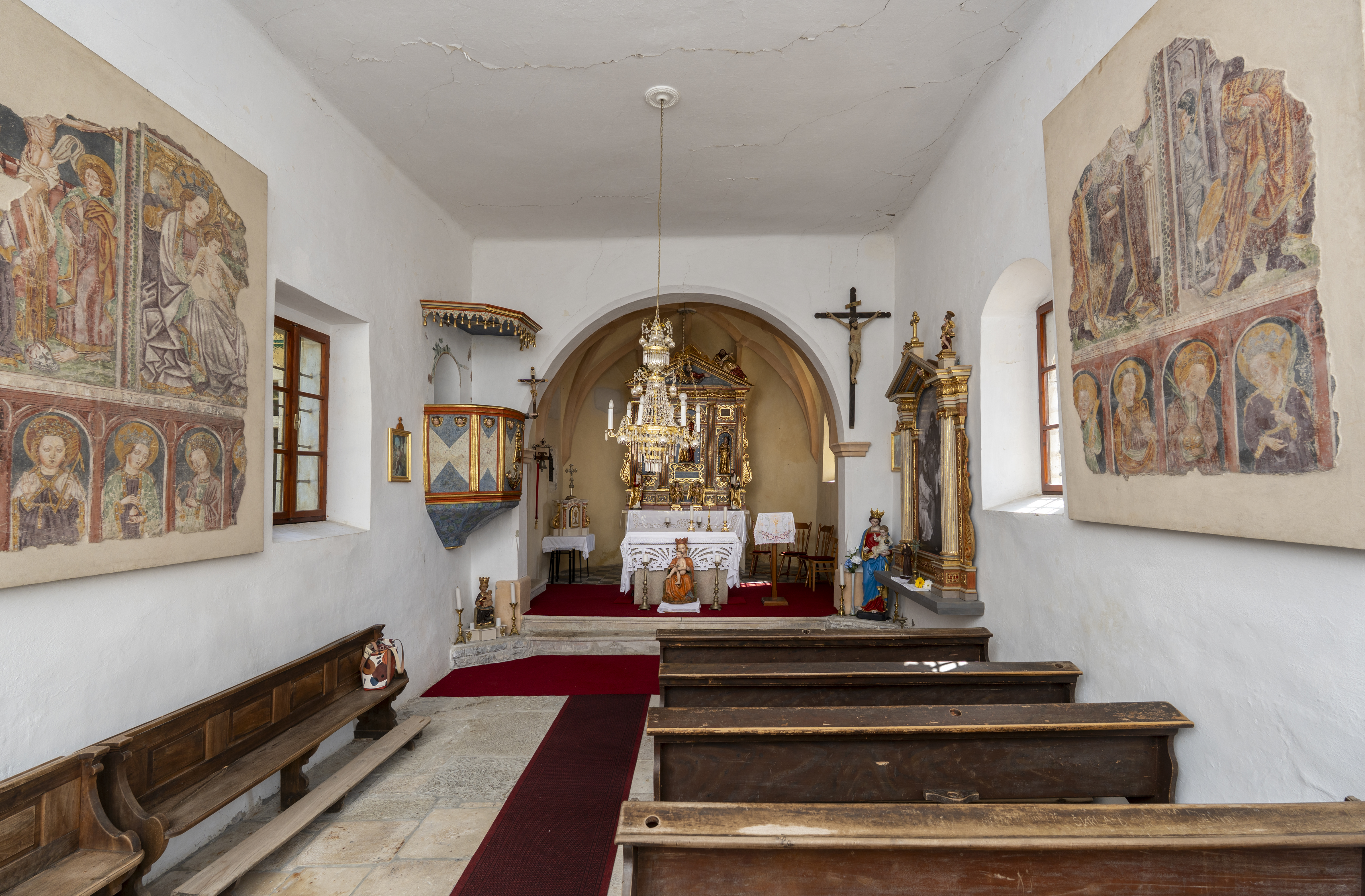 Unutrašnjost crkve, pogled prema svetištu