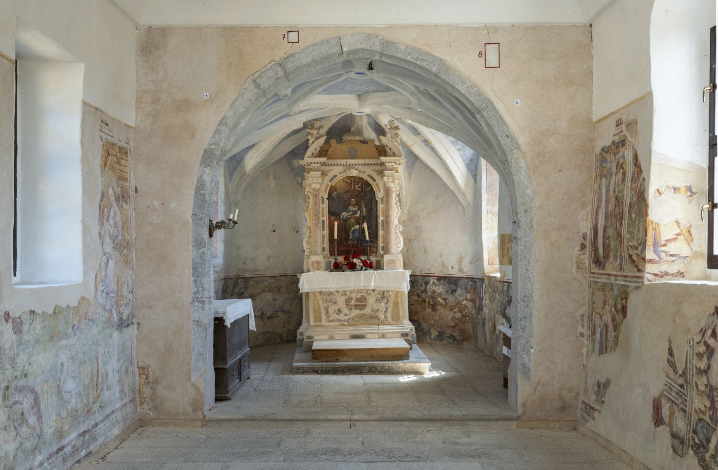 Unutrašnjost crkve, pogled na svetište